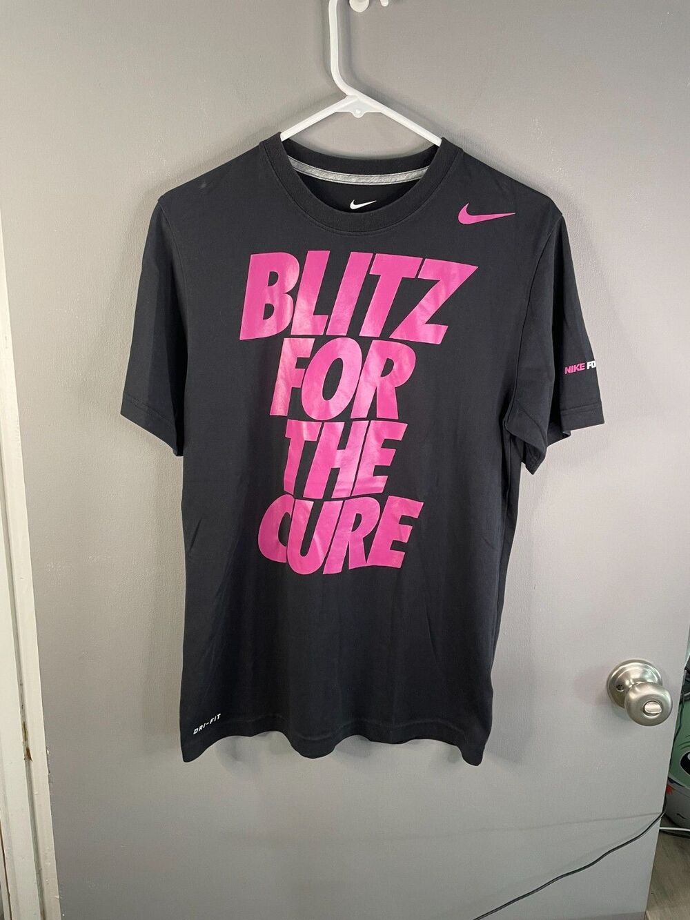 Nike Mens S Dri Fit Football Blitz for the Cure Short Sleeve T-Shirt